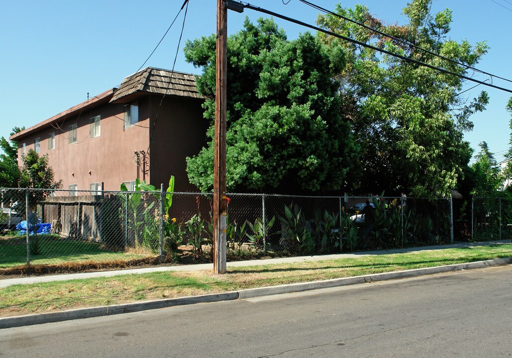 4688 E Clay Ave in Fresno, CA - Building Photo