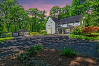 77 Crest Rd in Middlebury, CT - Building Photo - Building Photo