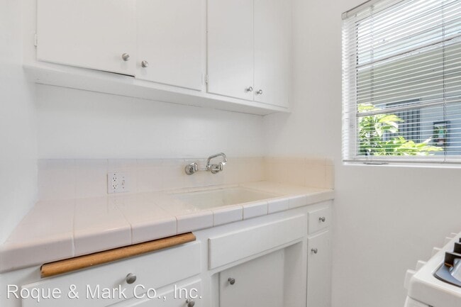 10908 Santa Monica Blvd in Los Angeles, CA - Building Photo - Building Photo