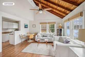 22 W Shore Dr in Southampton, NY - Building Photo - Building Photo