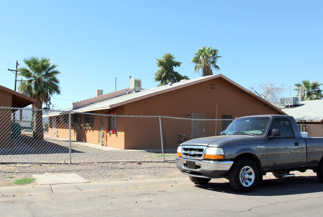 2343 E Pueblo Ave in Phoenix, AZ - Foto de edificio - Building Photo