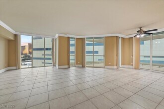 2877 Paradise Rd in Las Vegas, NV - Building Photo - Building Photo