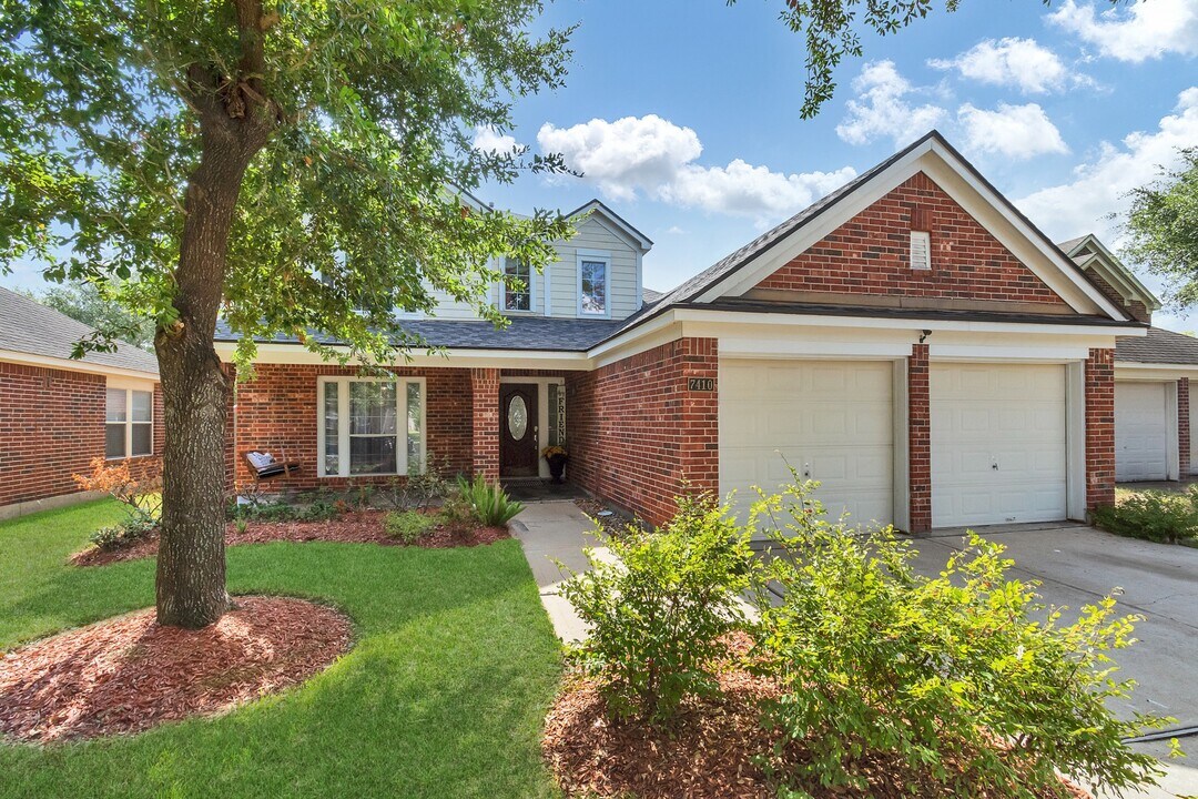7410 Lake Run Ln in Richmond, TX - Building Photo