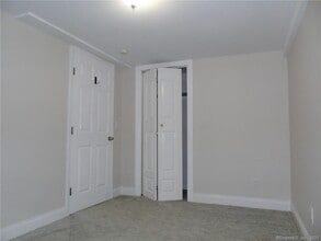 14 Mayfair Pl in Trumbull, CT - Building Photo - Building Photo