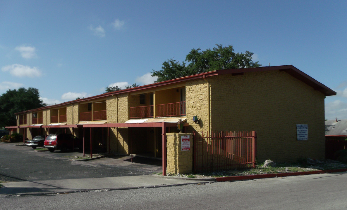 520 Gentleman Rd in San Antonio, TX - Foto de edificio