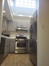 24143 Del Monte Dr, Unit 278 in Santa Clarita, CA - Building Photo - Building Photo