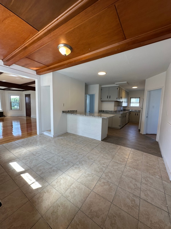 22 Stoughton Ave in Webster, MA - Foto de edificio - Building Photo