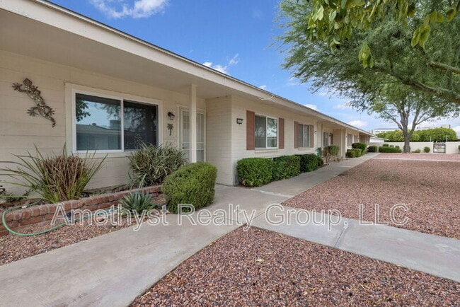 10547 W Coggins Dr in Sun City, AZ - Building Photo - Building Photo