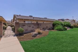 Casa De Dallas Apartments in Madera, CA - Foto de edificio - Building Photo