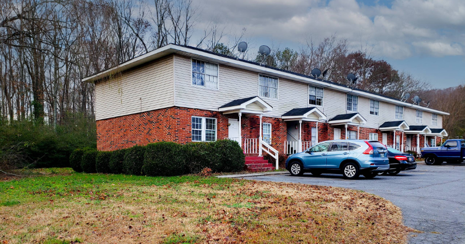 2754 Dug Gap Rd in Dalton, GA - Building Photo