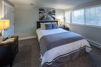 Overlook at Lakemont in Bellevue, WA - Building Photo - Building Photo