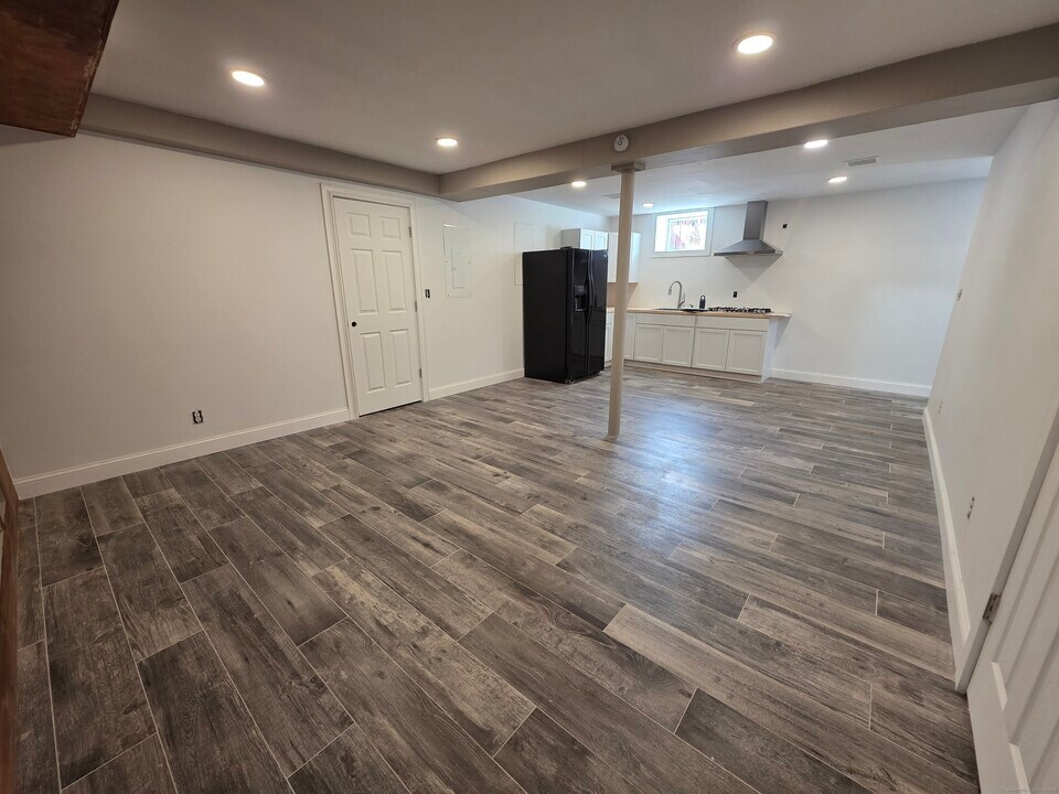 1367 Reservoir Ave in Bridgeport, CT - Building Photo