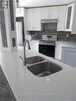 2502 Postmaster Dr in Oakville, ON - Building Photo