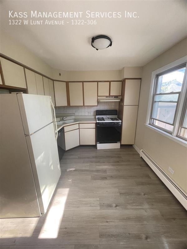 property at 1322 W Lunt Ave