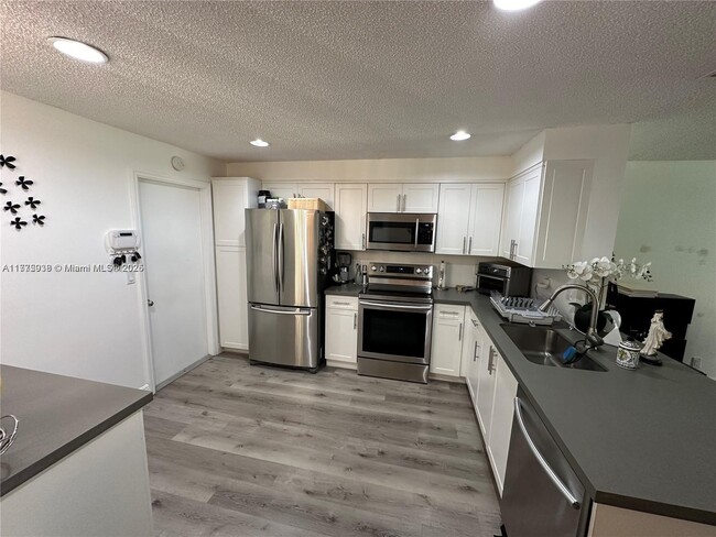 1569 Veracruz Ln in Weston, FL - Building Photo - Building Photo