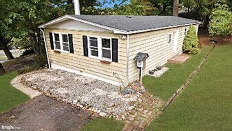 9 Greenwich Dr in High Bridge, NJ - Building Photo