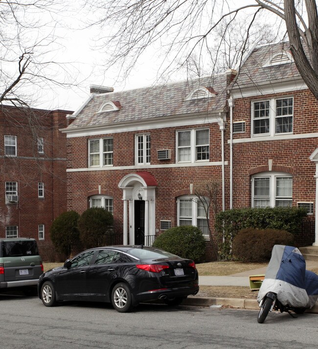 4025 Davis Pl NW in Washington, DC - Building Photo - Building Photo