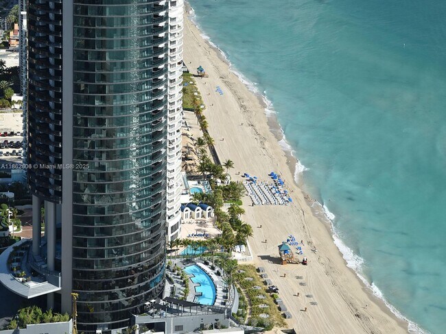 18555 Collins Ave in Sunny Isles Beach, FL - Building Photo - Building Photo