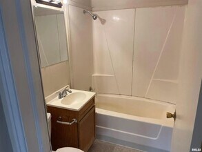 2211 N Flora Ave in Peoria, IL - Building Photo - Building Photo