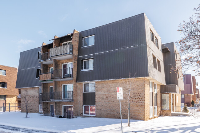 1945 Le Corbusier Boul in Laval, QC - Building Photo - Building Photo