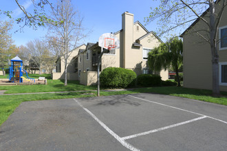 Oak Creek in Santa Rosa, CA - Foto de edificio - Building Photo