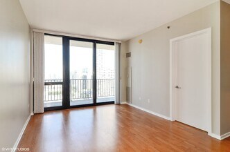 210 S Desplaines St, Unit 1407 in Chicago, IL - Building Photo - Building Photo