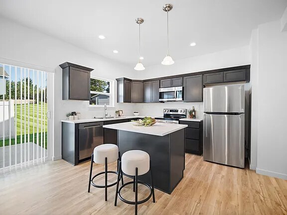 812 F St in Deer Park, WA - Foto de edificio - Building Photo