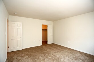 Lynn Hill in Linthicum, MD - Building Photo - Interior Photo