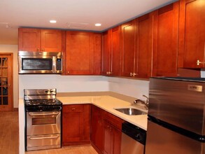 324-326 E 52nd St-Unit -B in New York, NY - Building Photo - Building Photo