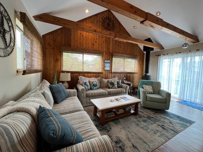 142 Bungalow Ln in Ocean Beach, NY - Foto de edificio - Building Photo