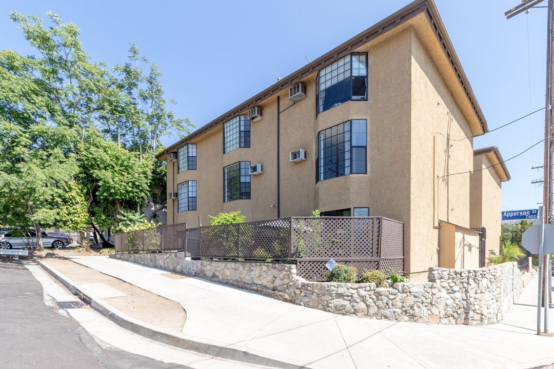 10256 McClemont Ave in Los Angeles, CA - Building Photo