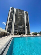 20301 W Country Club Dr, Unit #825 in Aventura, FL - Building Photo - Building Photo