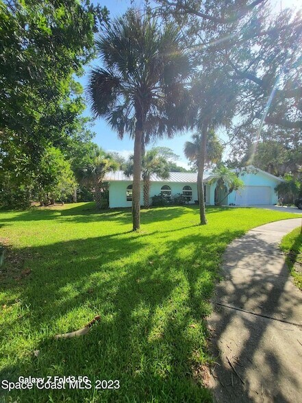 8 Colonial Way in Indian Harbour Beach, FL - Building Photo