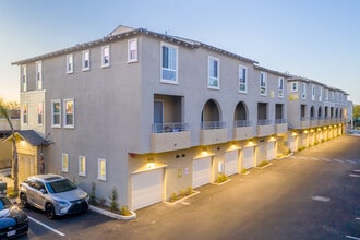 Trio Townhomes in La Mesa, CA - Foto de edificio - Building Photo