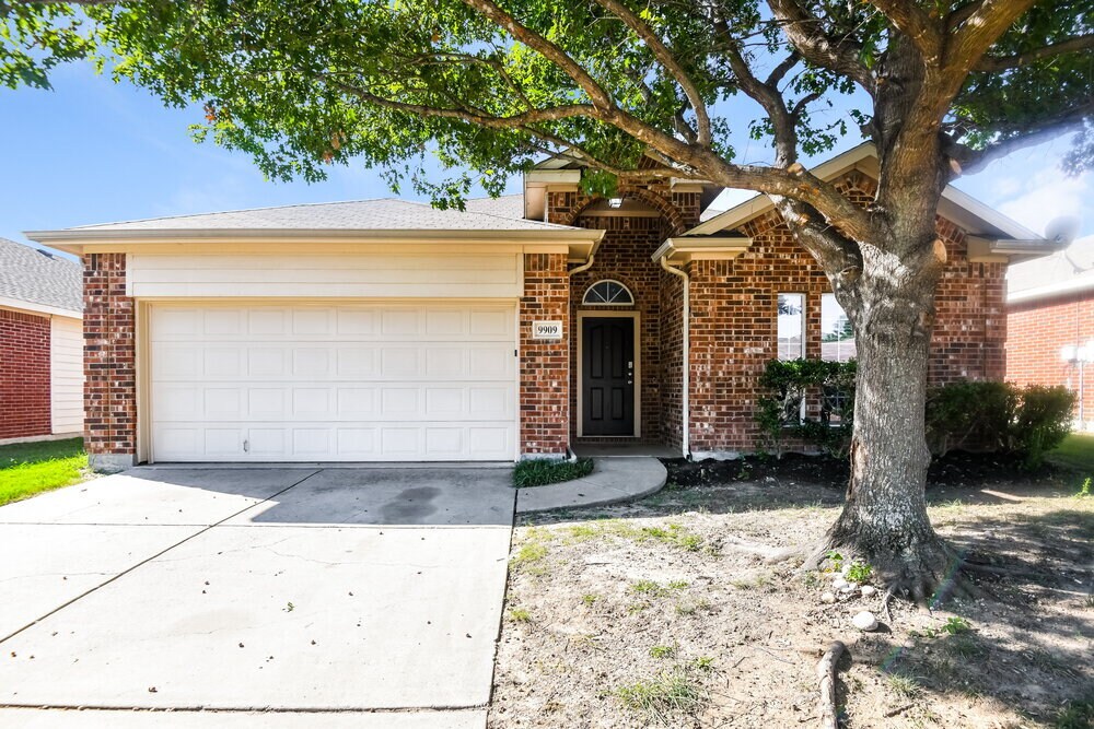 9909 Amaryllis Ln in Fort Worth, TX - Building Photo