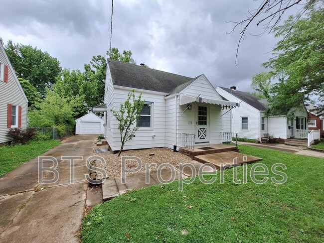 property at 902 E Seneca Pl
