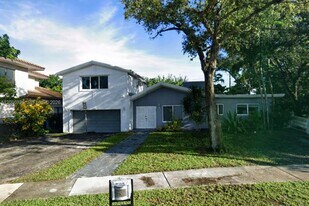 2555 NE 202nd St in Miami, FL - Building Photo