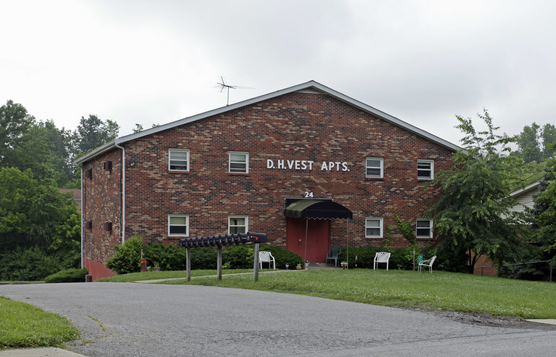 D.H. Vest Apartments in Walton, KY - Building Photo