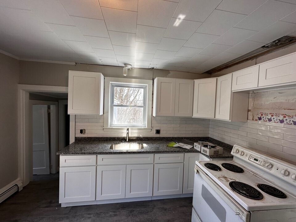24 W High St, Unit 24A in Somersworth, NH - Foto de edificio