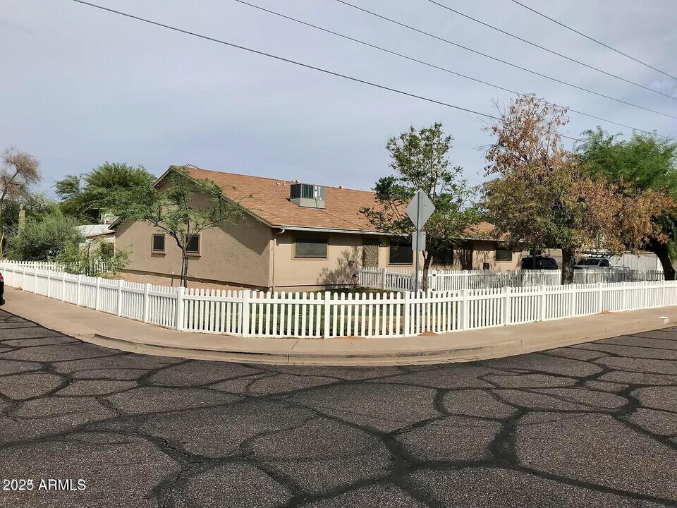 1546 N 46th St in Mesa, AZ - Foto de edificio