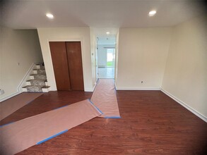 5 Park Manor Ct in Glen Cove, NY - Foto de edificio - Building Photo