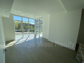 1151-1151 Sunset Dr in Kelowna, BC - Building Photo - Building Photo