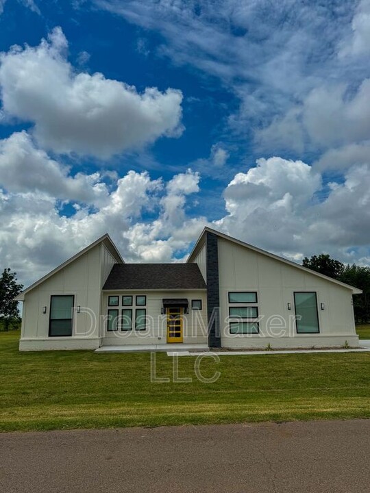 764 Apple Blossom Way in Goldsby, OK - Building Photo