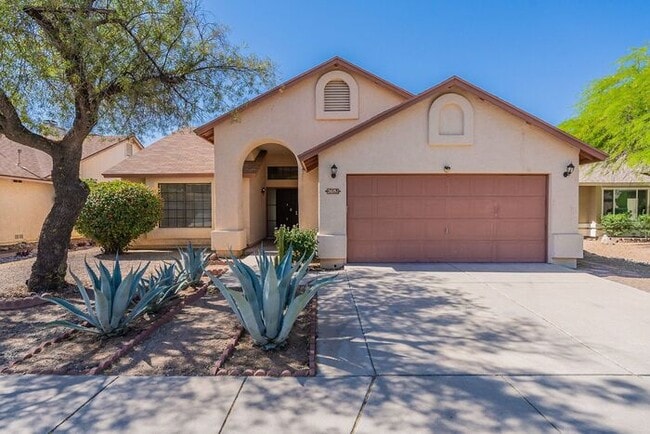 2691 W Camino Llano in Tucson, AZ - Foto de edificio - Building Photo