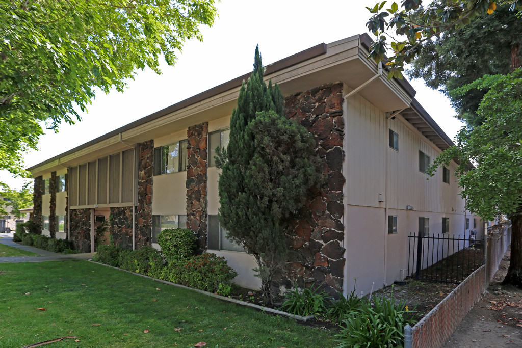 Howe Manor Apartments in Sacramento, CA | ApartmentHomeLiving.com