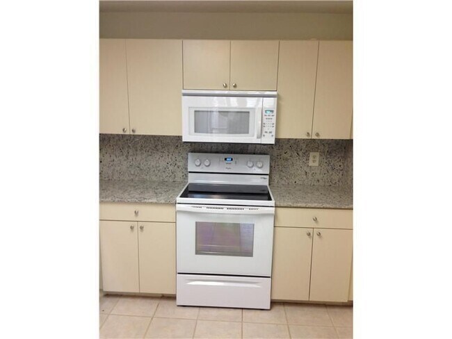 6542 Via Regina in Boca Raton, FL - Building Photo - Building Photo