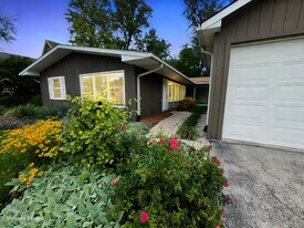 5611 S Quincy St in Hinsdale, IL - Building Photo