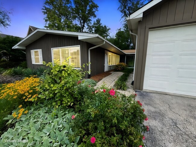 property at 5611 S Quincy St