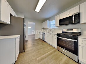 6136 Swabia Ln in Stone Mountain, GA - Foto de edificio - Building Photo