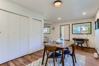 8738 N Calvert Ave in Portland, OR - Foto de edificio - Building Photo